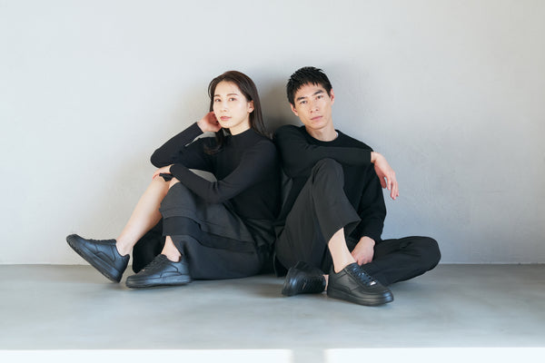 黒いシークレットシューズを履く男性と女性