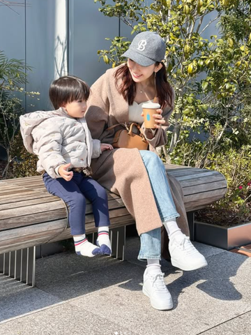 STANDOOLのシークレットシューズを履く子連れ女性