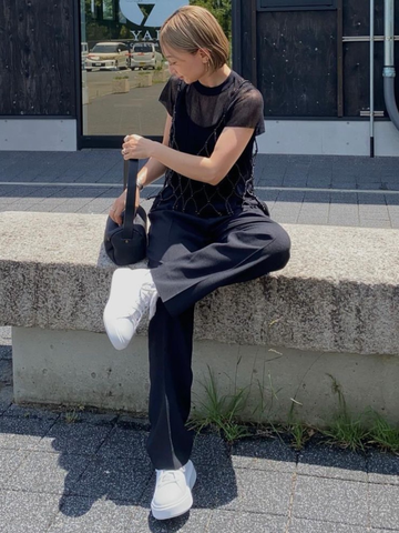 シークレットシューズを着用する女性インフルエンサー