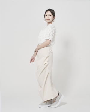 厚底サンダル（シークレットシューズ）を履く女性モデル